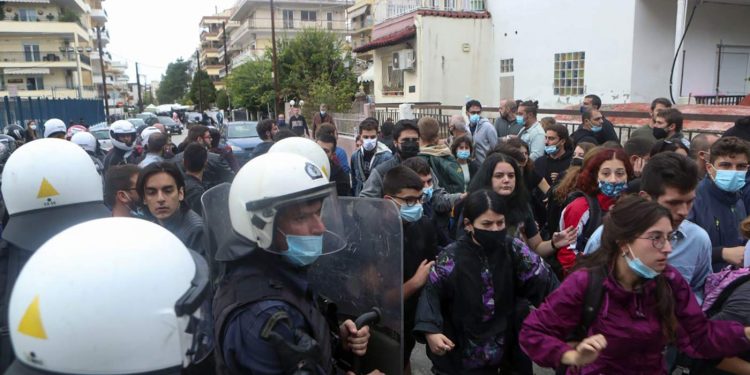 Η ΝΔ επιτίθεται με τους κνίτες στα Ελληνόπουλα