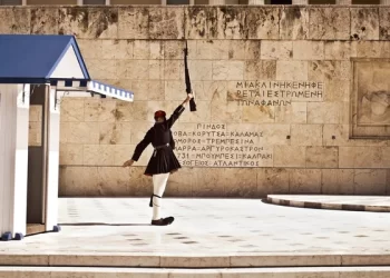 depositphotos_98994416-stock-photo-greek-evzones-guarding-the-presidential