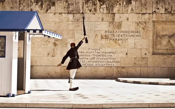 depositphotos_98994416-stock-photo-greek-evzones-guarding-the-presidential